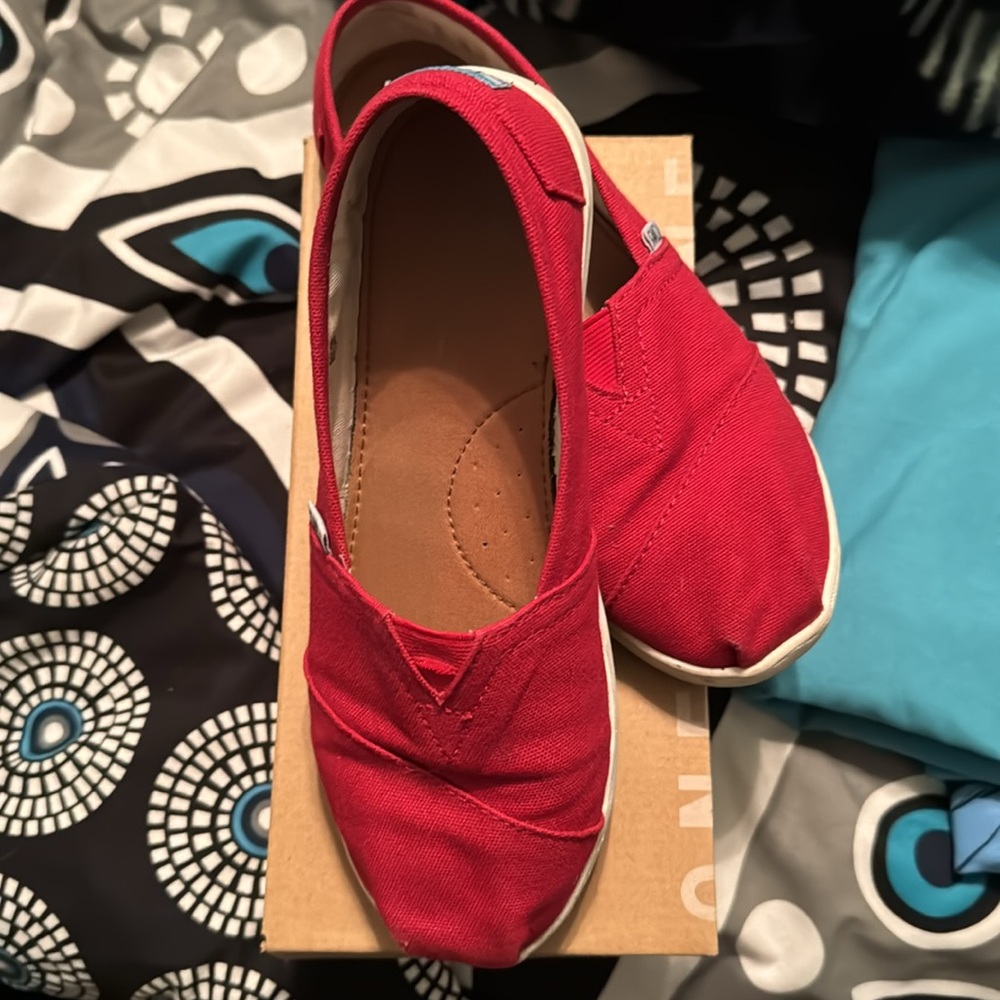 Toms red youth 5 but will fit an adult women’s 7